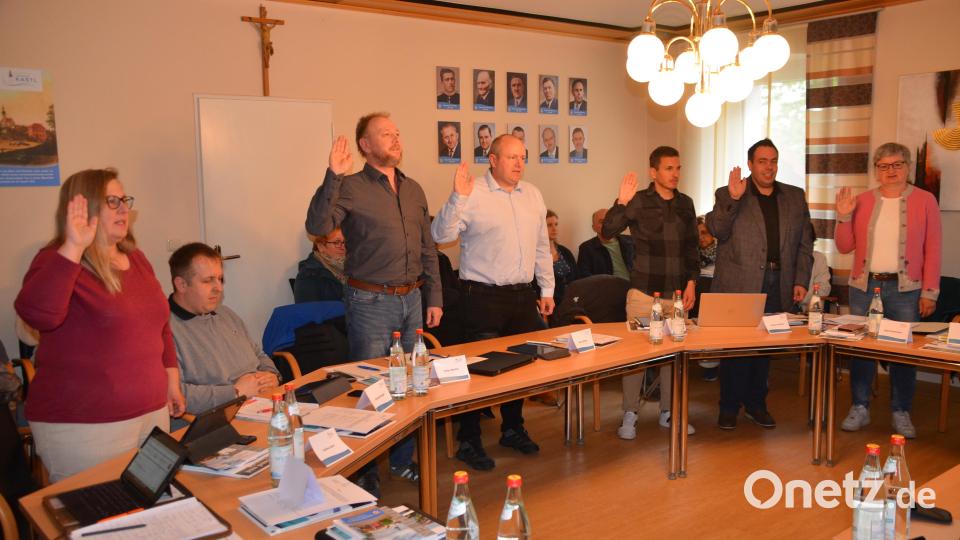 Vereidigung der neuen GR-Mitglieder v.l. stehend Andrea Sertl, Stefan Reichel, Marco Philipp, Florian Kastner, Stephan Minnich und Birgit Übelmesser Bild: ak