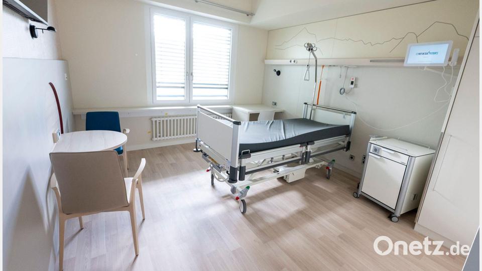 Ein Patientenzimmer für Menschen, die zusätzlich für Leistungen zahlen. Bild: Peter Kneffel/dpa