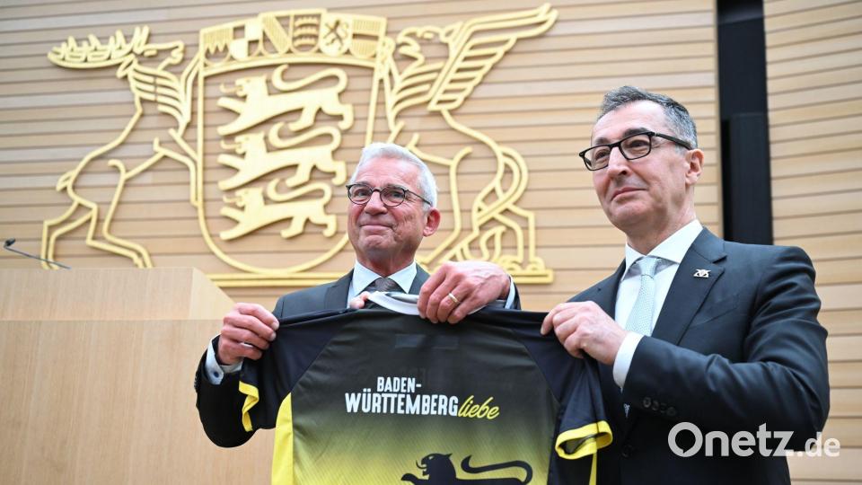 Stuttgart: Trikot statt Blumen – neuer Ministerpräsident Cem Özdemir posiert nach der Landtagswahl mit Thomas Strobl Bild: Marijan Murat/dpa