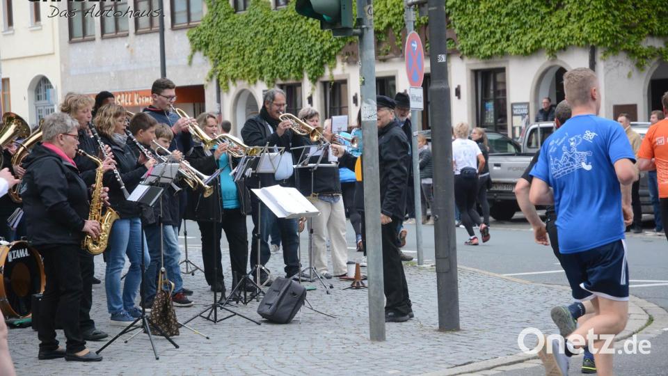 Entlang der Strecke erwarten die Läufer zahlreiche Musikgruppen, die während des Laufes für Stimmung sorgen sollen. Archivbild: Gabi Schönberger