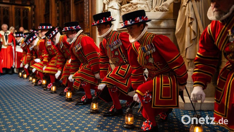 London: Sicherheitsritual mit Geschichte – Yeomen of the Guard durchsuchen vor der Parlamentseröffnung den Westminster-Palast Bild: Carl Court/PA Wire/dpa