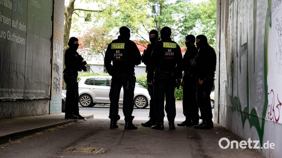Die Polizei in Berlin durchsucht zahlreiche Wohnungen und nimmt Verdächtige fest wegen Erpressung, illegalen Waffenbesitzes und Bandenkriminalität. Bild: Fabian Sommer/dpa