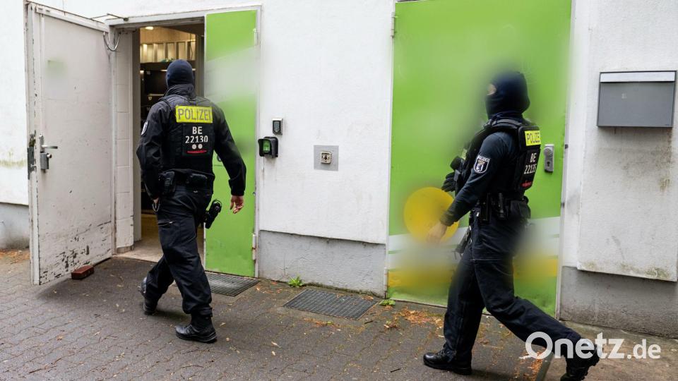 Die Polizei in Berlin geht mit einer großen Razzia gegen illegalen Waffenbesitz, Erpressung und Bandenkriminalität vor. Bild: Fabian Sommer/dpa