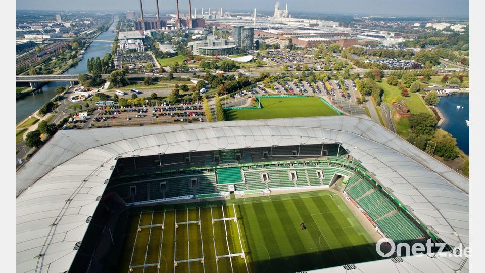 Die VW-Stadt Wolfsburg: im Vordergrund die Volkswagen-Arena, dahinter das Volkswagen-Werk. Bild: picture alliance / dpa