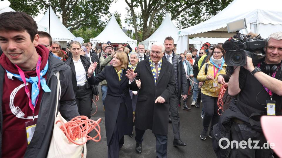 Auch der Bundespräsident besuchte die Kirchenmeile. Bild: Karl-Josef Hildenbrand/dpa