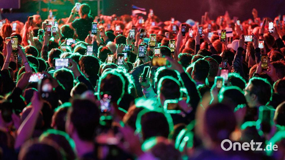 Musikfans feiern im Eurovision Village in Wien vor dem Historischen Rathaus bei einem Konzert. Bild: Jens Büttner/dpa
