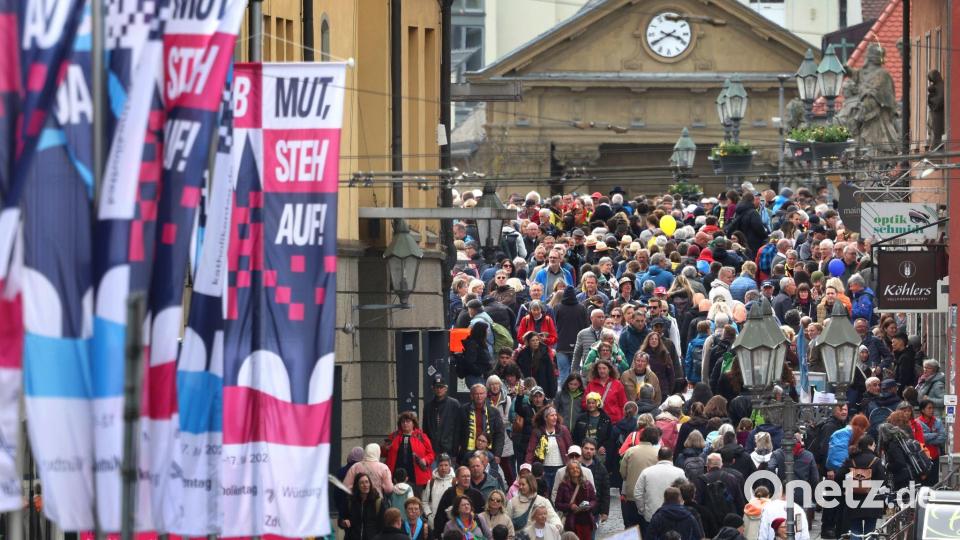 Am Donnerstagnachmittag wurde das Wetter besser und zahlreiche Menschen waren in Würzburg unterwegs. Bild: Karl-Josef Hildenbrand/dpa