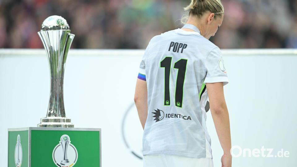 Abschied ohne Titel: Nach dem 0:4 ging Popp mit gesenktem Kopf an der Trophäe vorbei. Bild: Fabian Strauch/dpa