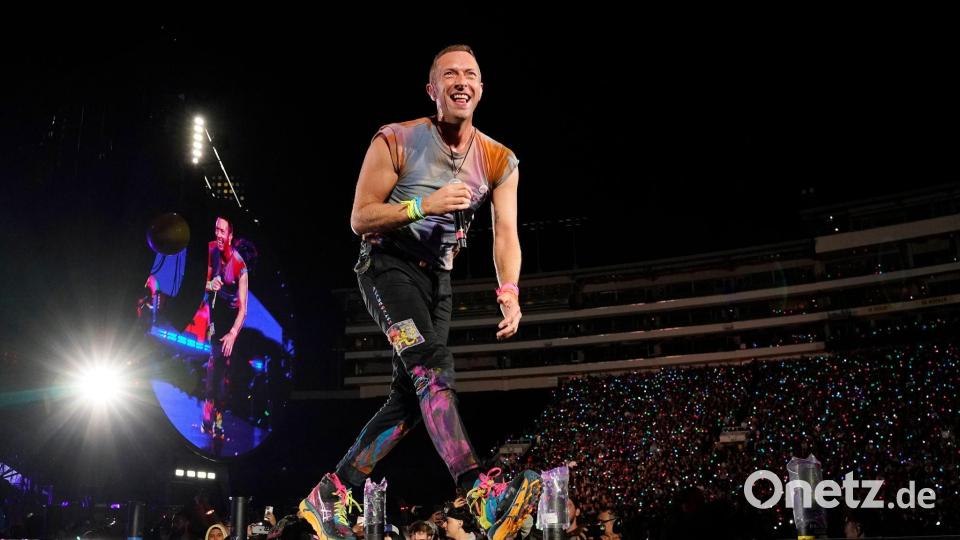 Sänger Chris Martin von Coldplay kümmert sich um die Halbzeitshow beim WM-Endspiel nahe New York am 19. Juli. Archivbild: Chris Pizzello/Invision/dpa