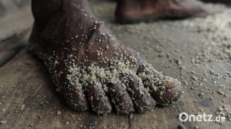 Der Fuß eines Arbeiters ist in einer Rohsalzraffinerie in Bangladesch mit Salz bedeckt. Bild: Md Rafayat Haque Khan/eyepix via ZUMA Press Wire/dpa