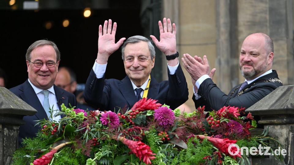 Karlspreis 2026: Mario Draghi vor dem Rathaus – mit Armin Laschet und OB Michael Ziemons Bild: Henning Kaiser/dpa