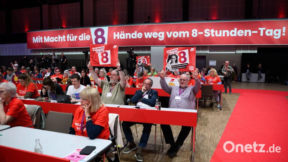 Die Gewerkschaften wollen den Acht-Stunden-Tag verteidigen. (Archivbild) Bild: Bernd von Jutrczenka/dpa