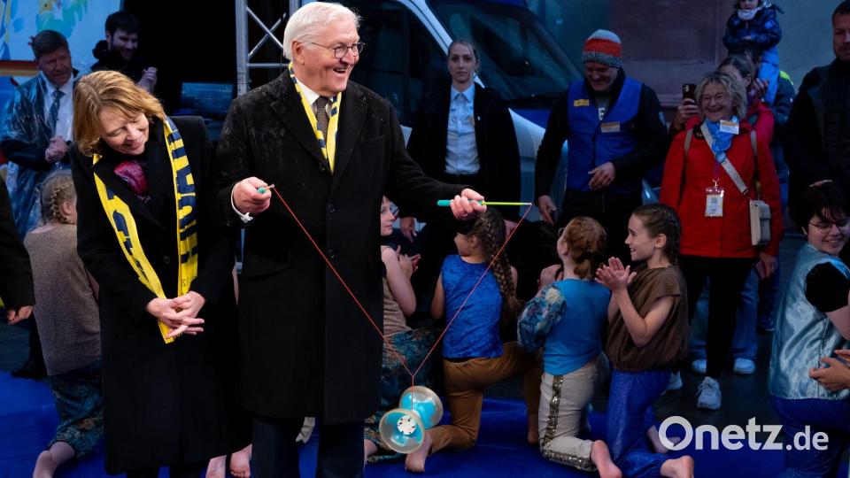 Elke Büdenbender und Bundespräsident Frank-Walter Steinmeier besuchen nach der offiziellen Eröffnung des 104. Deutschen Katholikentags in Würzburg bei einem Rundgang den Kinderzirkus „Blamage“. Bild: Sven Hoppe/dpa