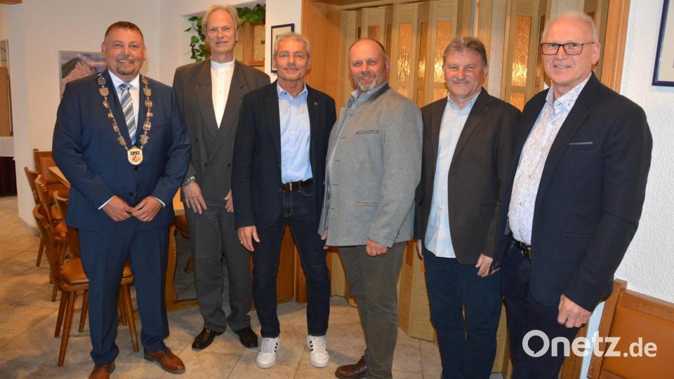 Verabschiedet wurden fünf ausgeschiedene Gemeinderäte, die sich nicht mehr zur Wahl stellten. Im Bild (von links) Bürgermeister Markus Ludwig, Jürgen Völkl, Karlheinz Schreiner, Hubert Meiler, Johann Confal und Otto Müller. Bild: jr