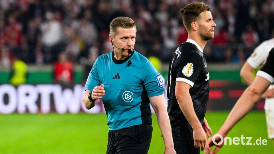 Tobias Welz (l) geriet nach dem DFB-Pokal-Halbfinale stark in die Kritik, nun pfeift er wieder ein Spiel der Stuttgarter. Bild: Tom Weller/dpa