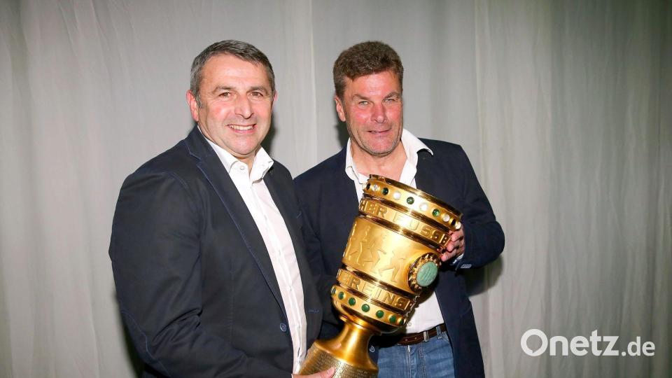 Pokalsieger 2015: Der damalige Wolfsburger Sportdirektor Klaus Allofs und Trainer Dieter Hecking (r). Bild: picture alliance / dpa
