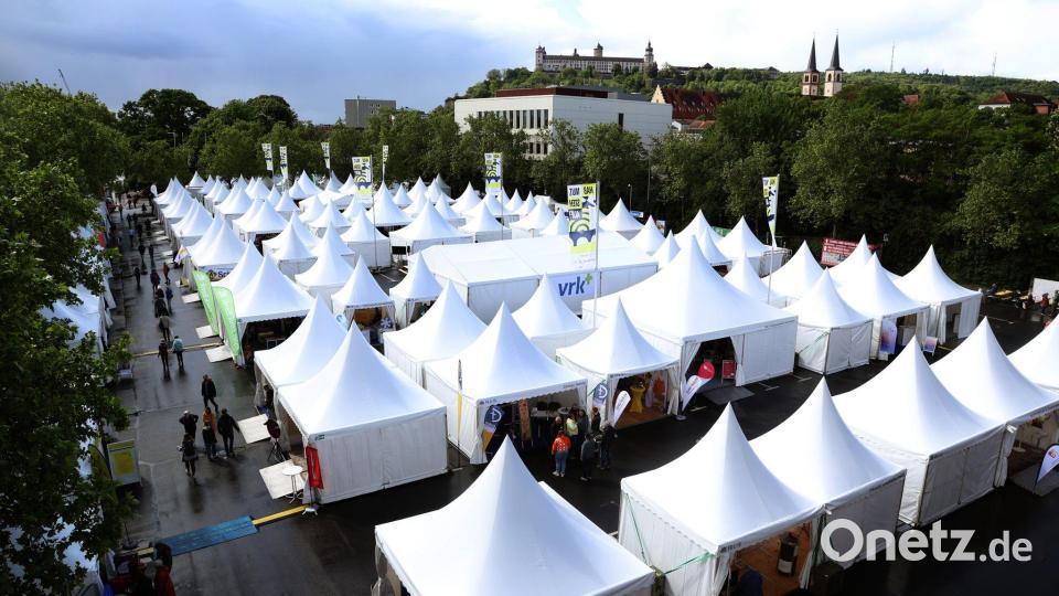 Auf der Kirchenmeile waren zahlreiche Stände vertreten. Bild: Karl-Josef Hildenbrand/dpa