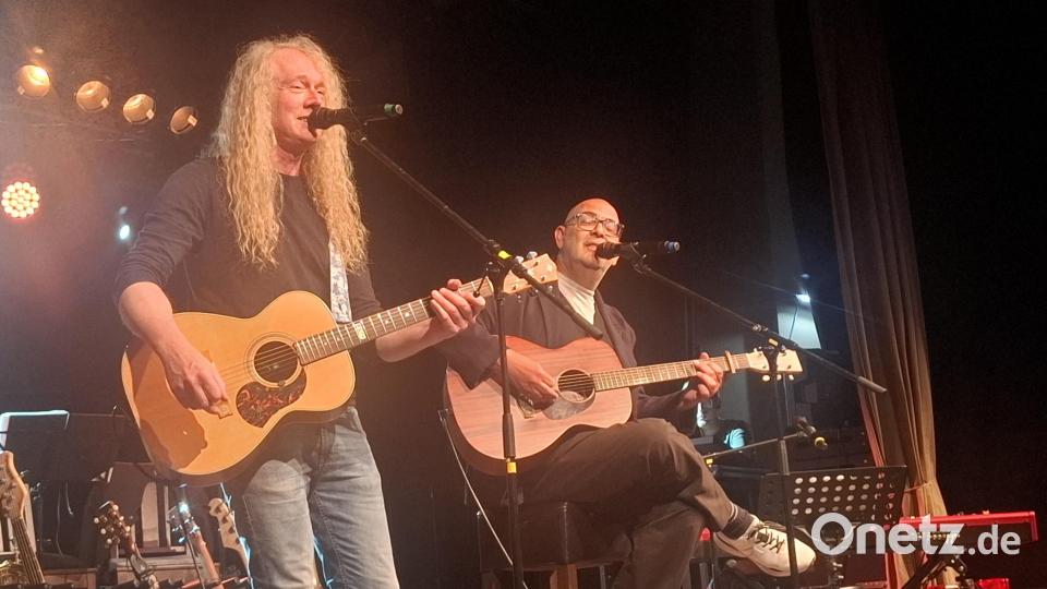 Hannes Ringlstetter (rechts) und Jochen Goricnik (links), der Ehemann von Susi Raith, spielen gewöhnlichen zusammen in der Ringlstetter-Band. Für zwei Lieder sind sie beim Geburtstag-Benefizabend zusammen auf der Bühne. Bild: jua