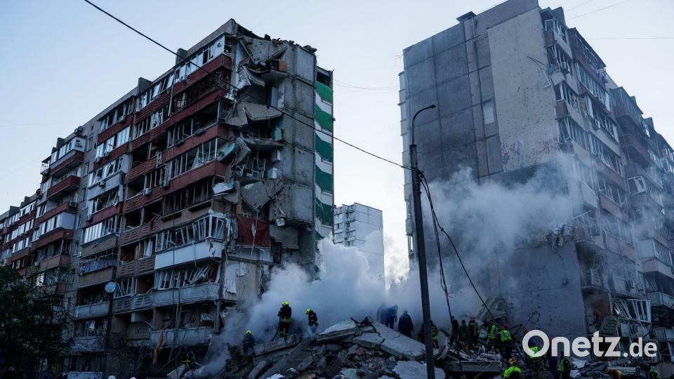 In den Trümmern eines bei einem russischen Angriff teils zerstörten Hauses suchen Helfer nach Verschütteten. Bild: Evgeniy Maloletka/AP/dpa