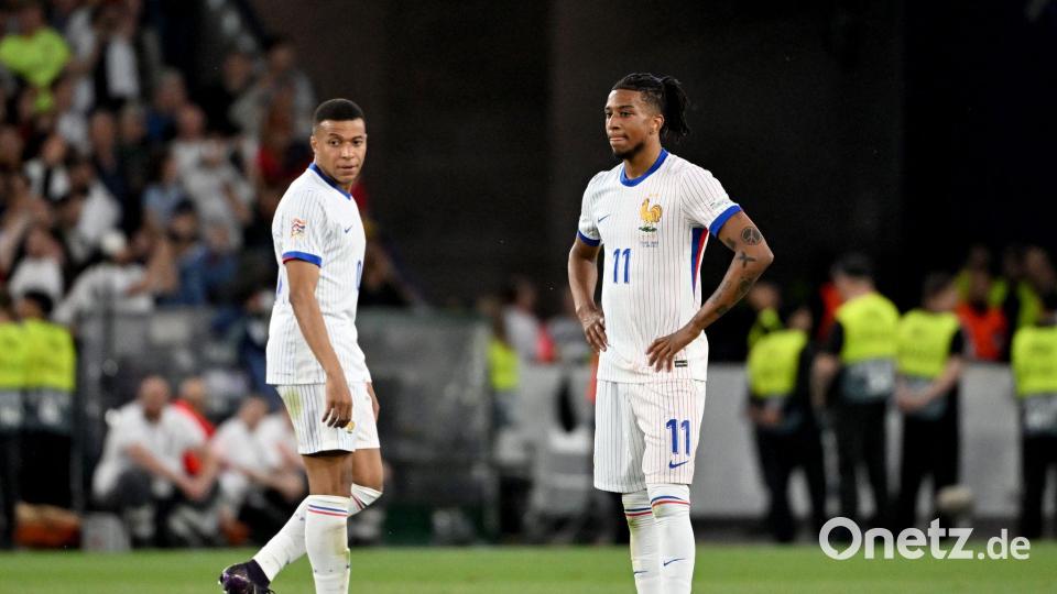 Kylian Mbappé (l) und Michael Olise greifen bei der WM nach dem Titel. (Archivbild) Bild: Marijan Murat/dpa