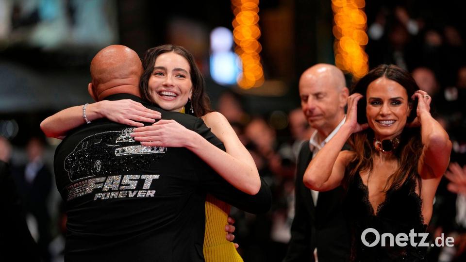 Vin Diesel umarmt die Tochter von Paul Walker, Meadow Walker. Bild: Andreea Alexandru/Invision/AP/dpa