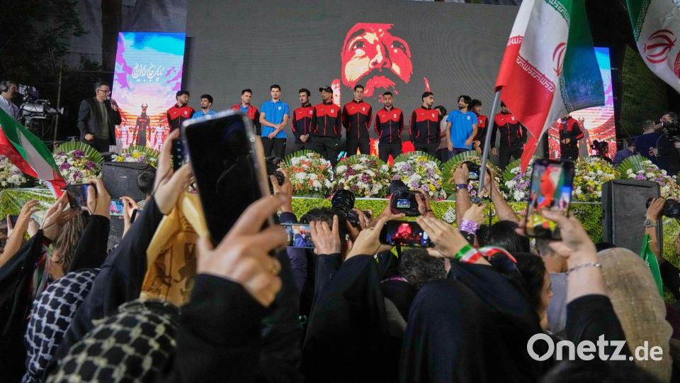 Irans Fußball-Nationalmannschaft wird vor der Abreise zum WM-Trainingslager verabschiedet. Bild: Vahid Salemi/AP/dpa