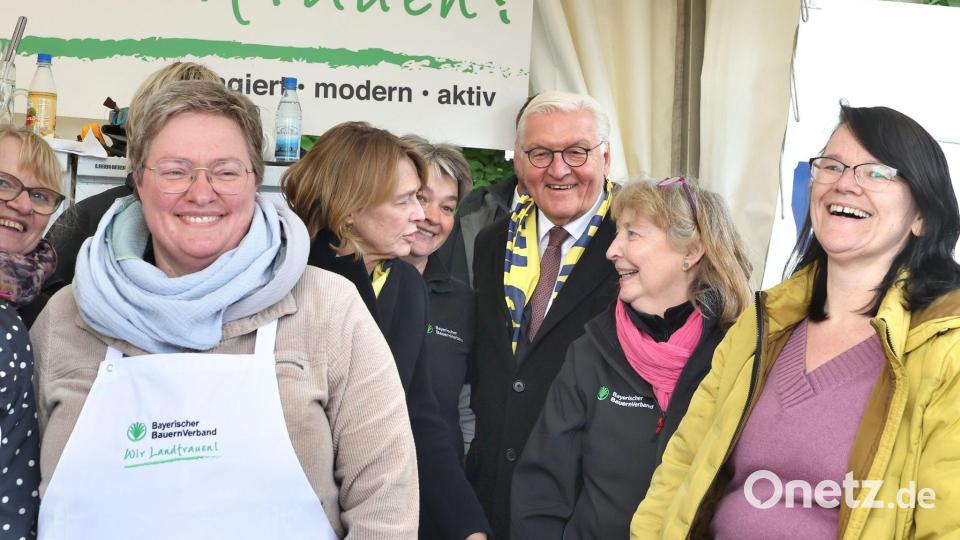 Der Bundespräsident und seine Frau schauten auch bei den Landfrauen vorbei. Bild: Karl-Josef Hildenbrand/dpa