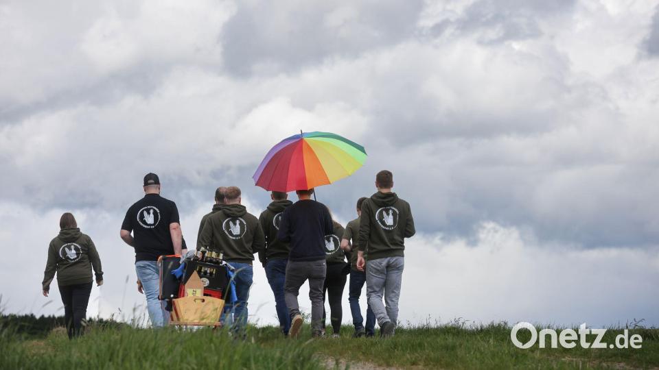 Vatertag in Datthausen: Gruppe mit Bollerwagen unterwegs Bild: Thomas Warnack/dpa