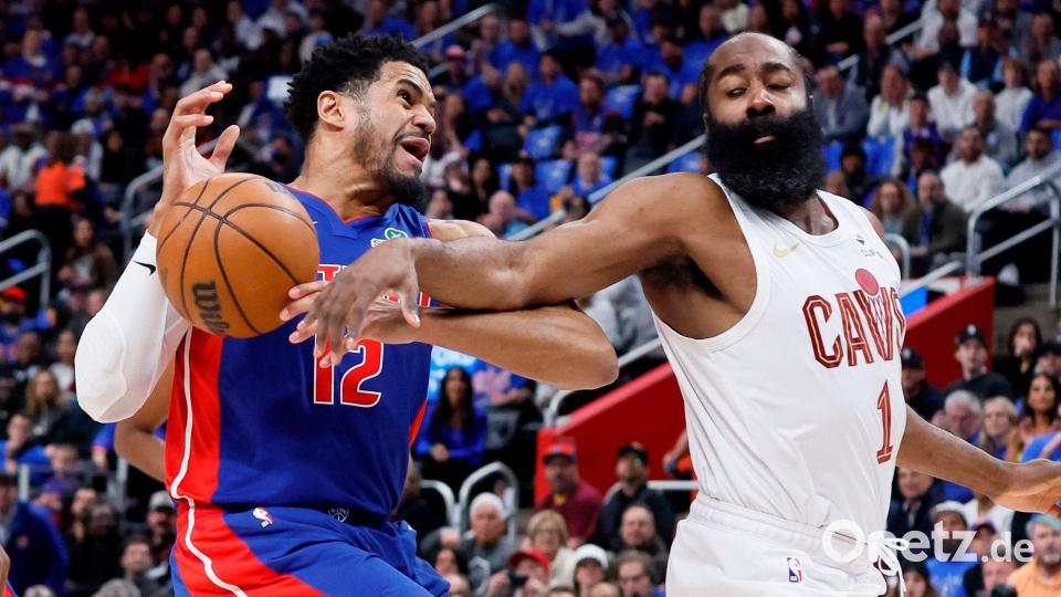 James Harden (r.) machte das bislang beste Spiel in dieser Serie. Bild: Duane Burleson/AP/dpa