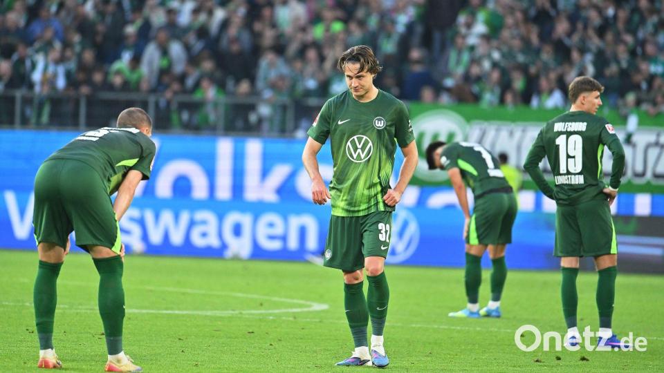 Die Spieler des VfL Wolfsburg nach der Niederlage gegen Bayern München. Bild: Swen Pförtner/dpa