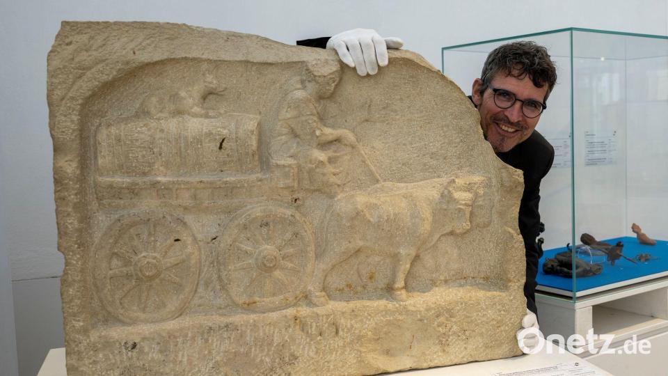 Augsburgs Stadtarchäologe Sebastian Gairhos zeigt ein römisches Grabrelief, das Ende des Jahres bei einer großen Ausstellung in Rom präsentiert werden soll. (Archivbild) Bild: Stefan Puchner/dpa