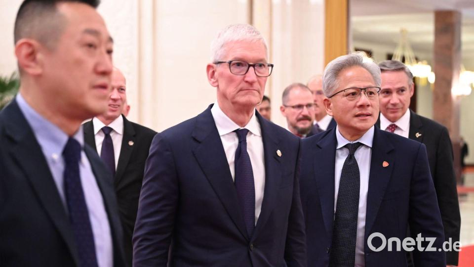 Hochrangige US-Manager wie Apple-CEO Tim Cook (M) sind beim Trump-Besuch dabei. Bild: Johannes Neudecker/dpa