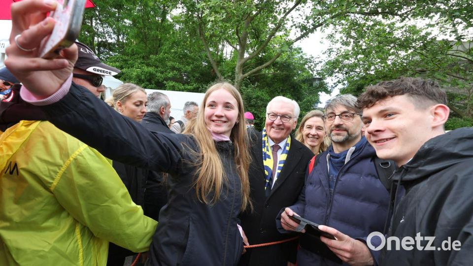 Es war Zeit für Selfies mit dem Bundespräsidenten Bild: Karl-Josef Hildenbrand/dpa