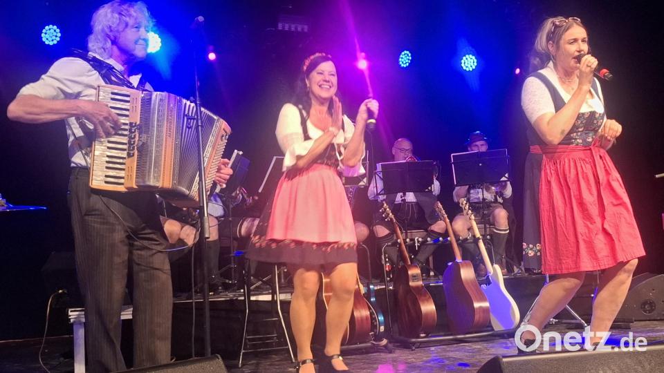 Susi Raith (rechts) im Dirndl und im Jodel-Duett mit der Münchner Sängerin Conny Kreitmeier (Mitte). Bild: jua