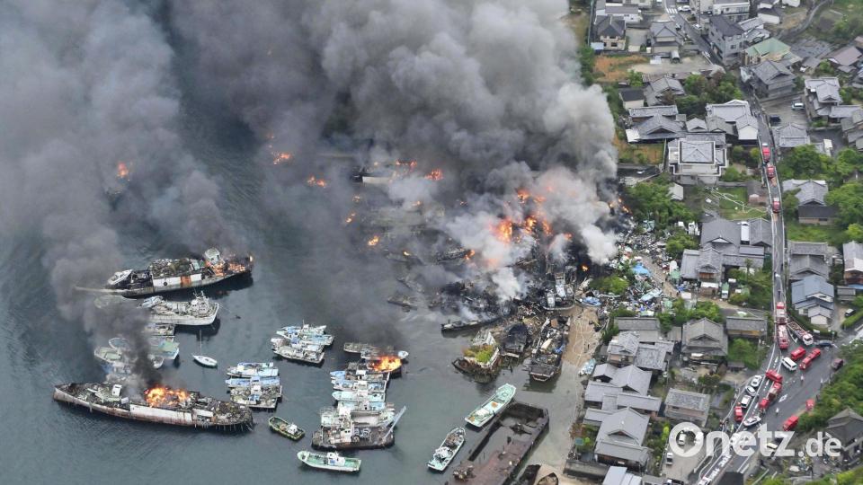 Das Feuer soll sich zunächst von ausrangierten Schiffen ausgebreitet haben. Bild: -/kyodo/dpa