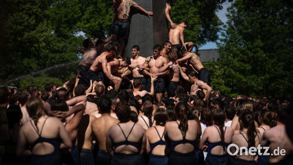 Fähnriche im ersten Jahr erklimmen das Herndon-Denkmal zum Abschluss ihres Studienjahres an der US Naval Academy in Annapolis. Bild: Julia Demaree Nikhinson/AP/dpa