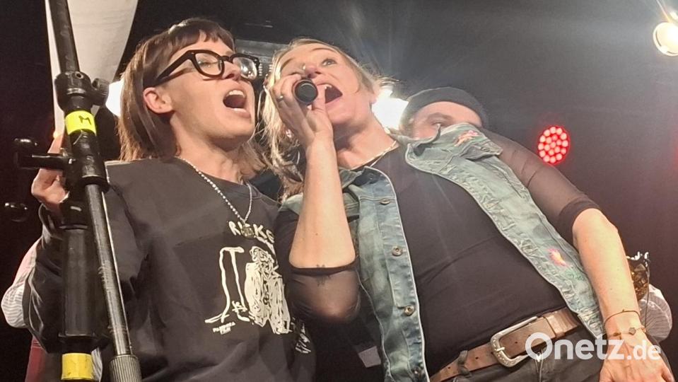 Susi Raith (rechts) singt mit ihrer Nachbarin, der Kabarettistin Eva Karl Faltermeier. Bild: jua