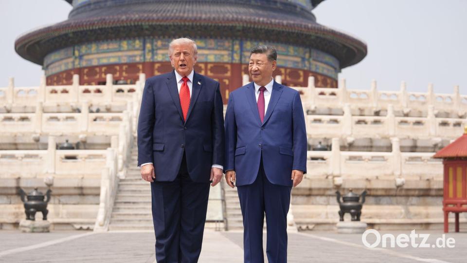 Nach den ersten Gesprächen zeigte Xi Trump den Himmelstempel in Peking. Bild: Mark Schiefelbein/AP/dpa