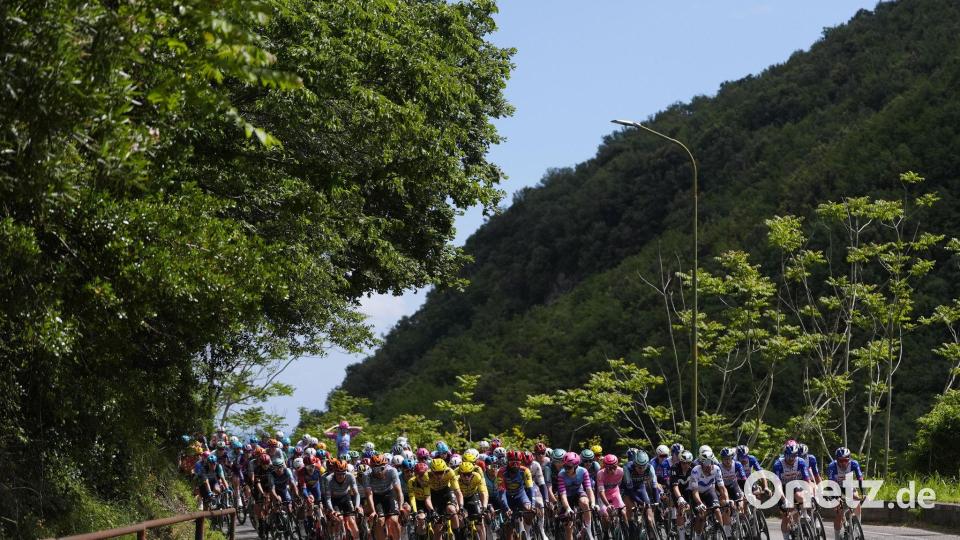 Der Giro rollte am Donnerstag nach Neapel. Bild: Fabio Ferrari/LaPresse/AP/dpa