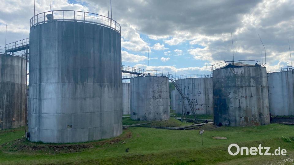 Öltanks stehen an der Absturzstelle einer Drohne in einer Lageranlage in Rezekne. Bild: Alexander Welscher/dpa