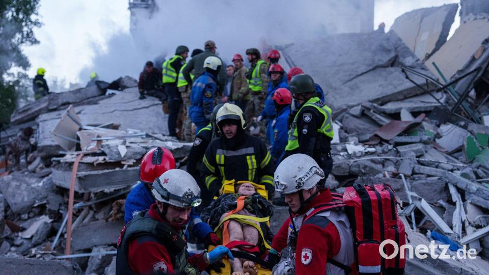 Bei einem neuen russischen Luftangriff sind in der ukrainischen Hauptstadt Kiew viele Menschen verletzt worden. Bild: Evgeniy Maloletka/AP/dpa