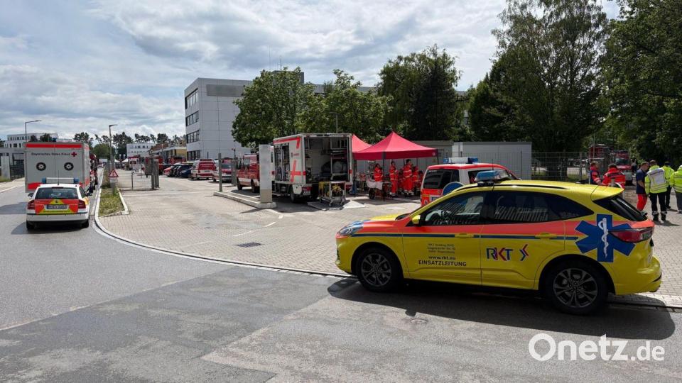 Laut Feuerwehr waren zwischenzeitlich etwa 100 Rettungskräfte im Einsatz. Bild: Nürnberger Hilfsorganisationen/dpa