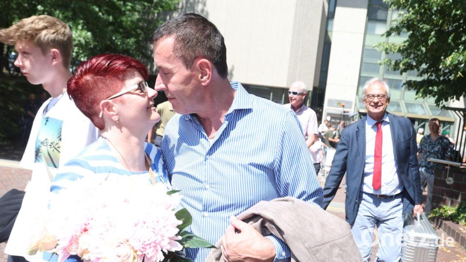 Genditzki mit seiner Frau nach seinem Freispruch (Archiv). Bild: Karl-Josef Hildenbrand/dpa