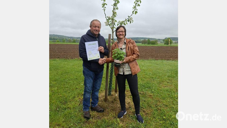 Der Vorsitzende des Obst- und Gartenbauvereins Poppenreuth, Hubert Ebenhofer, erhielt die Siegerurkunde von Kreisfachberaterin Manuela Pappenberger. Bild: Margit Ebenhofer