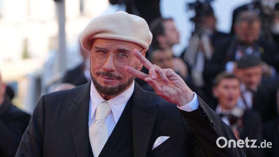 Er kann es noch: John Travolta kommt zur Premiere des Films "Karma" bei den Filmfestspielen in Cannes. Bild: Andreea Alexandru/Invision/AP/dpa