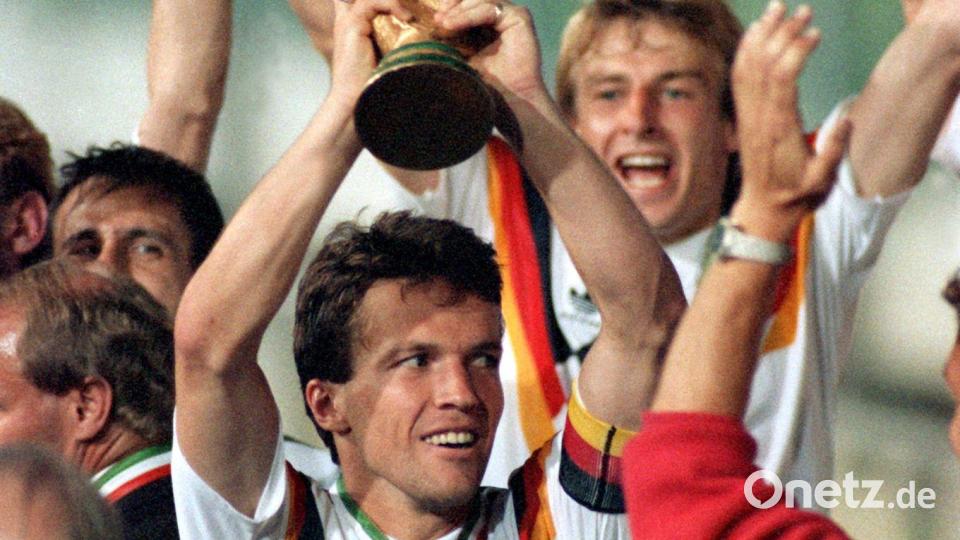 Lothar Matthäus mit dem WM-Pokal in den Händen. (Archivbild) Bild: Frank Kleefeldt/Deutsche Presse-Agentur GmbH/dpa