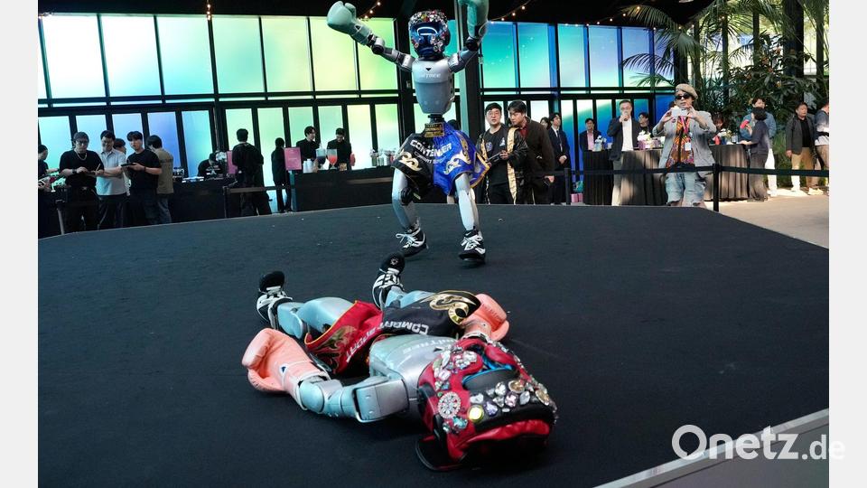 Blech-Duell: Humanoide Roboter geben eine Boxvorführung im südkoreanischen Seoul. Bild: Ahn Young-joon/AP/dpa