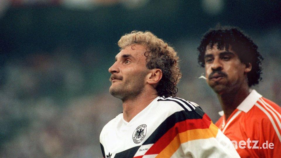 Der Niederländer Frank Rijkaard (r) bespuckt Rudi Völler. (Archivbild) Bild: Martina Hellmann/dpa