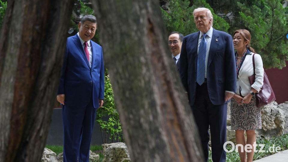 Xi zeigte Trump den Garten im Regierungsareal Zhongnanhai. Bild: Mark Schiefelbein/AP Pool/AP/dpa