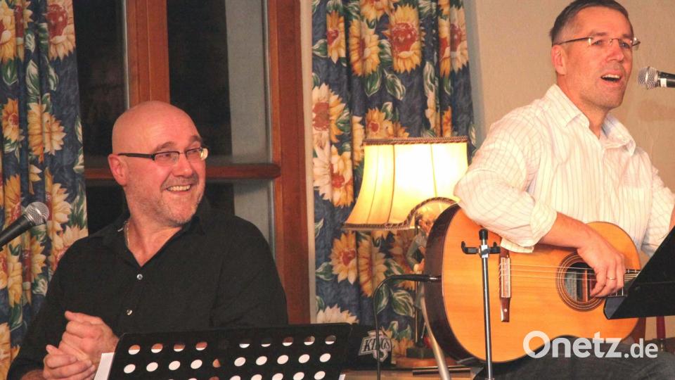 Andi Schaumberger und Mike Schulz treten im Burghof in Neunburg auf. Bild: Rudolf Hirsch